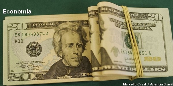 Influenciado por exterior, dólar tem maior queda em três meses