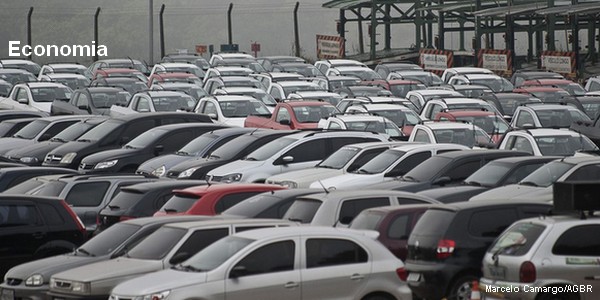 Venda de automóveis e veículos comerciais leves cresce em fevereiro