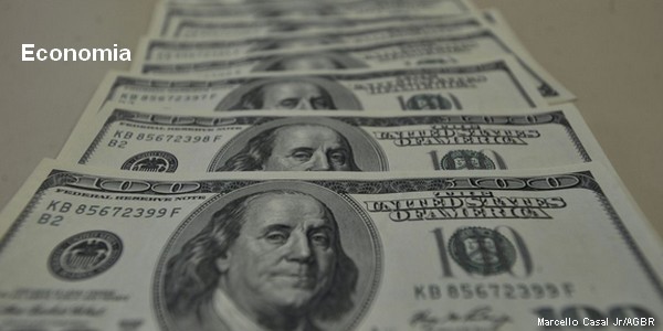 Dólar fecha no menor valor em uma semana após eleições no Congresso