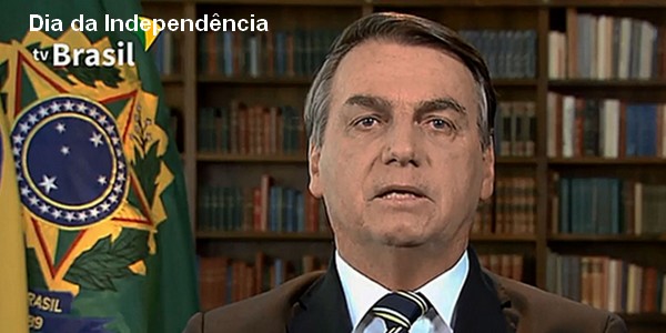 Bolsonaro destaca compromisso com democracia, mas elogia indiretamente ditadura