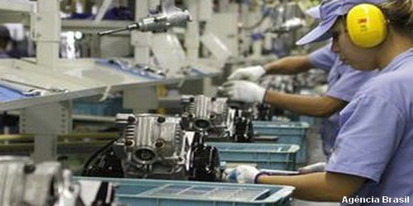 Produção industrial cai 0,6% de junho para julho