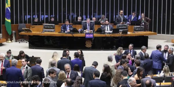 Câmara rejeita mudanças do Senado e aprova reforma tributária