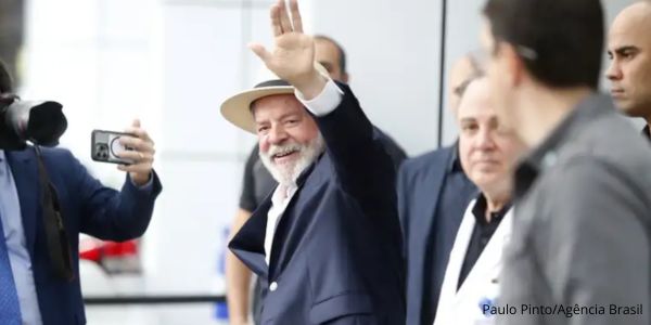 Após alta hospitalar, Lula diz que está tranquilo e vai se cuidar