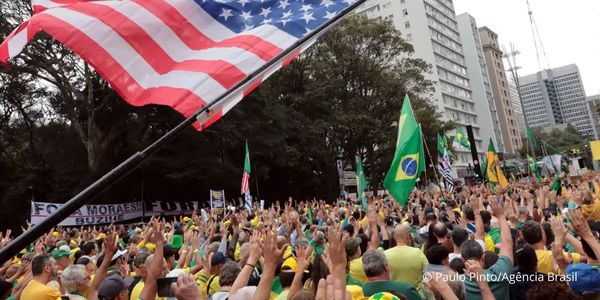 Ato pró-Bolsonaro une governadores e parlamentares de direita em SP