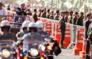 Lula e ministros acompanham desfile; público entoa 