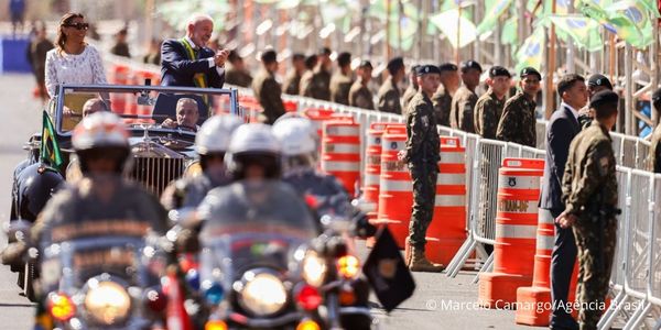 Lula e ministros acompanham desfile; público entoa 