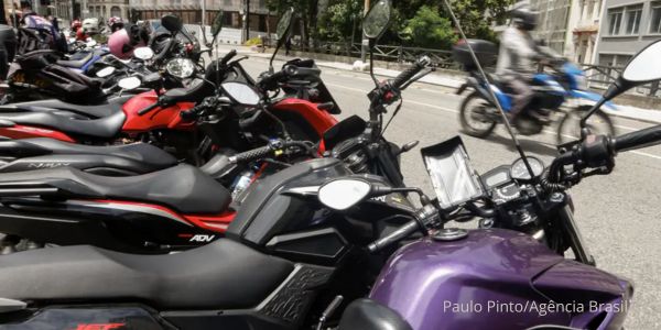Trabalhador por aplicativo ganha mais, porém tem jornadas mais longas